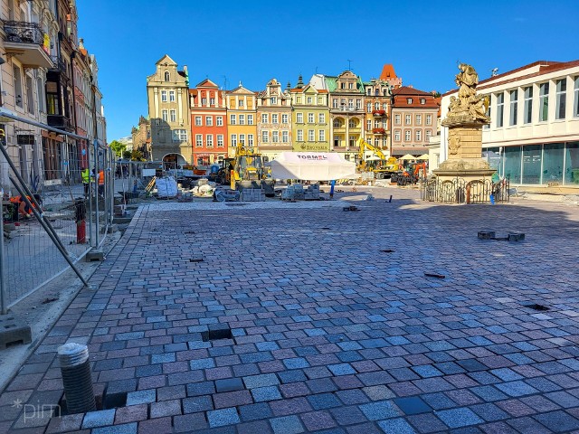Wielki remont Starego Rynku w Poznaniu powoli zbliża się do końca. Prace mają zakończyć się w drugiej połowie listopadzie tego roku, a do końca roku powinny nastąpić wszystkie odbiory techniczne. Przejdź do kolejnego zdjęcia --->