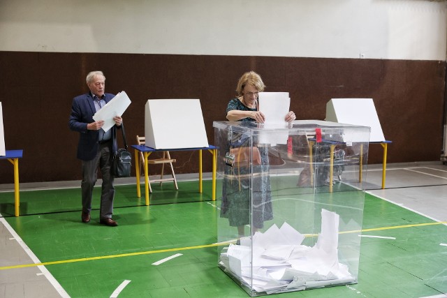Głosowanie w lokalu obwodowej komisji wyborczej nr 30 w Poznaniu