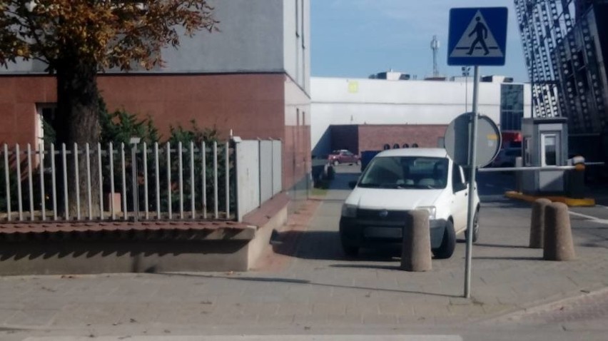 Warszawa: Mistrzowie parkowania [ZDJĘCIA] Tylko oni potrafią rozwalić słupek i zastawić wejście