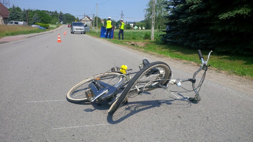 Wypadek w Łoniowej. 25-latek zasnął za kierownicą i potrącił 68-letnią rowerzystkę. Kobieta nie żyje
