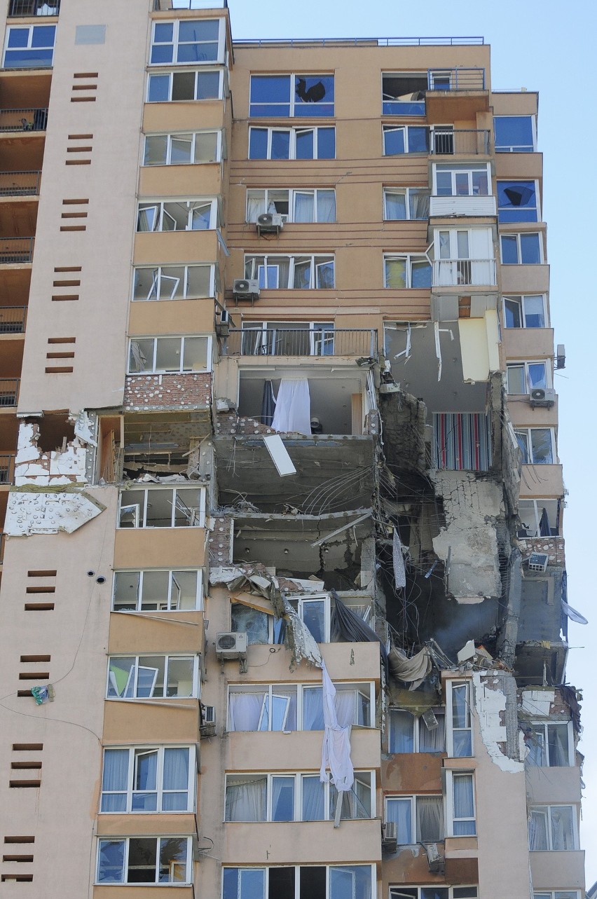 Zniszczony rakietą blok mieszkalny w Kijowie