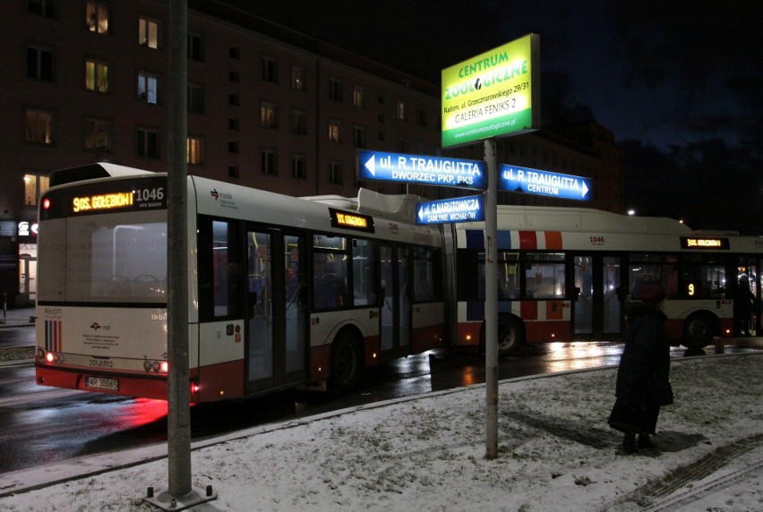 Paraliż na ulicach Radomia i regionu. Zamarzający deszcz zamienił jezdnie w ślizgawki. Autobusy opóźnione, kierowcy stoją w wielkich korkach