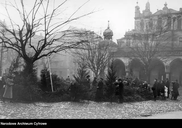 Bożonarodzeniowe drzewko było w czasie okupacji kilkanaście razy droższe niż przed wojną. Na zdjęciu: grudzień 1940 r. w Krakowie