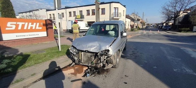 Kierująca peugeotem wjechała na skrzyżowanie ulic Kościelnej i Żeromskiego w Białobrzegach i doprowadziła do zderzenia z prawidłowo jadącym busem.