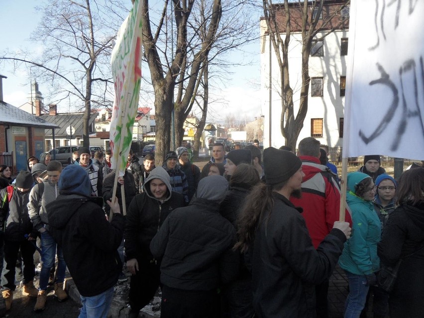 Protest przeciwko likwidacji szkół w Żywcu i Węgierskiej...