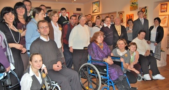 Podopieczni Warsztatów Terapii Zajęciowej w Piaseczniku podczas obchodów 10-lecia utworzenia tego ośrodka.