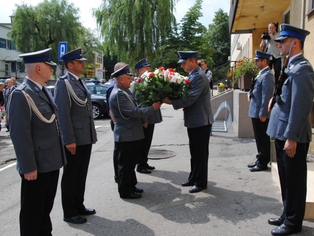 Uroczystości rozpoczęto od złożenia kwiatów pod tablicą upamiętniającą pomordowanych policjantów.