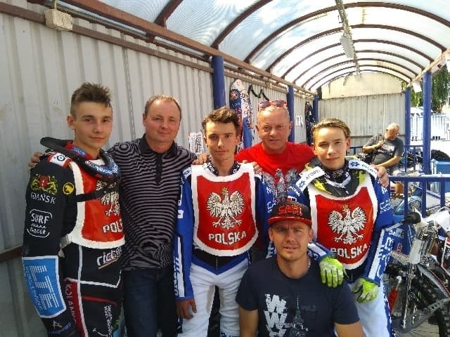 Stoją od lewej: Karol Żupiński (aktualny wicemistrz świata w klasie 250 cc), trener Jacek Woźniak, Szymon Szwacher (Start Gniezno), trener Startu Piotr Szymko oraz Krzysztof Lewandowski (Start/BTŻ)