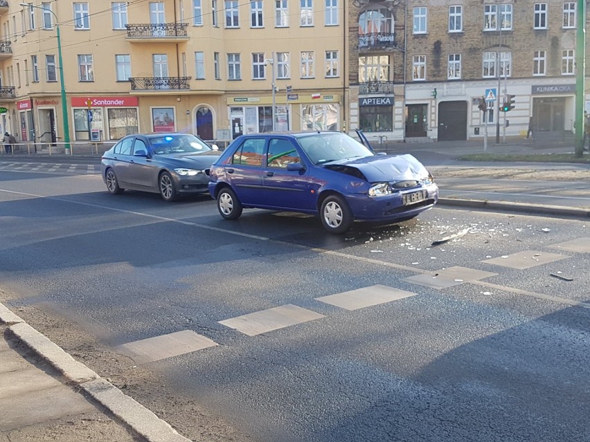 Poznań: Wypadek przed przejściem dla pieszych na Grunwaldzkiej. Zderzyły się trzy samochody