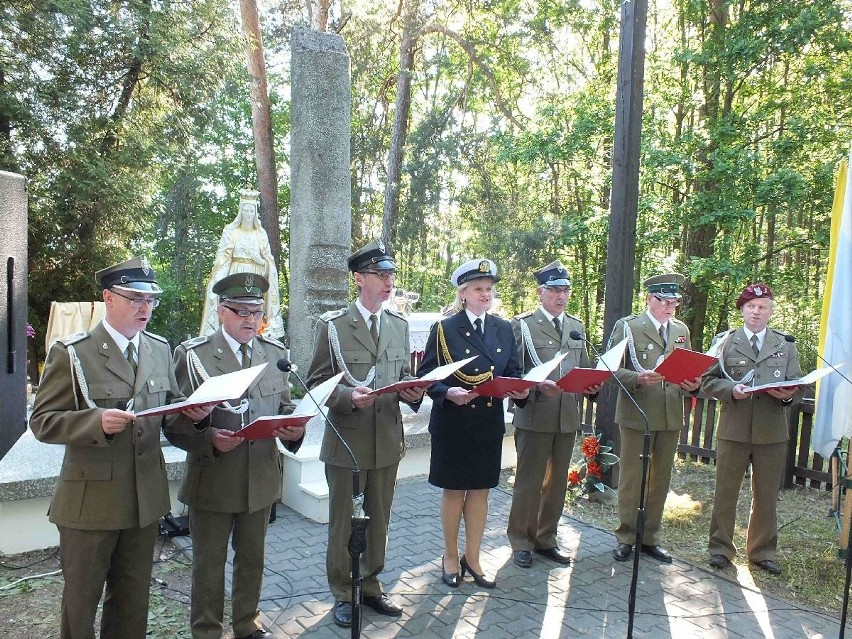 Po mszy świętej i oficjalnych wystąpieniach zaśpiewa zespół...