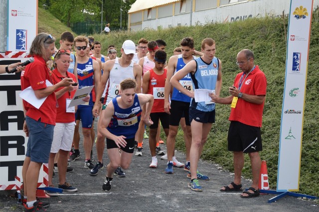 Rosjanin Andriej Zujew jako pierwszy stratuj do połączonych konkurencji biegu i strzelania. Mimo kłopotów utrzymał pierwszą pozycję i zdobył złoty medal