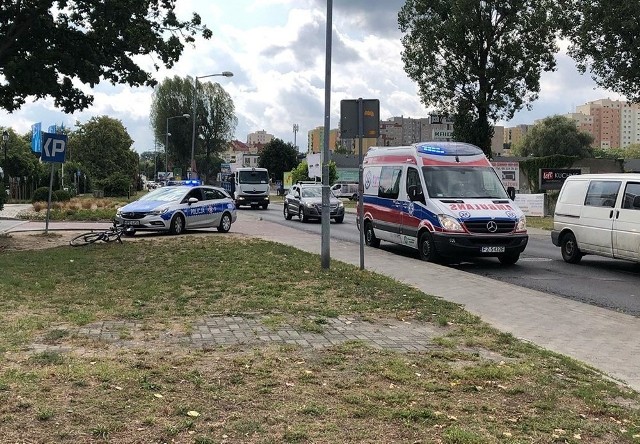 Do potrącenia rowerzysty doszło w czwartek, 8 sierpnia, na ul Zacisze w Zielonej Górze. Potrącony przez samochód rowerzysta został zabrany do karetki. Mężczyzna był przytomny. Policjanci z zielonogórskiej drogówki ustalają przyczynę oraz przebieg zdarzenia. Nie ma utrudnień w ruchu.Czytaj też: Wypadek koło Gorzowa. BMW rozbiło się o drzewo[g]14312205[/g]Zobacz wideo: Jak udzielać pierwszej pomocy ofiarom wypadkówCzytaj także: Korytarz życia na drodze. Jak go utworzyć? Wystarczy przestrzegać kilku zasad!