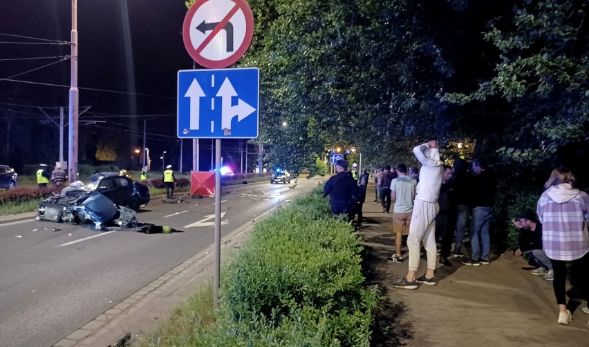 Tragiczny wypadek na Powstańców Śląskich we Wrocławiu. Dwie osoby zginęły na miejscu [ZDJĘCIA]