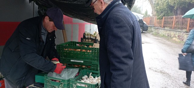 Zobaczcie aktualne ceny dostępnych warzyw i owoców na targu w Jędrzejowie w czwartek, 9 marca