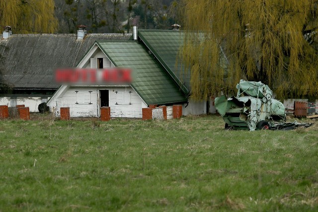 Miejsce znalezienia zwłok mężczyzny w miejscowości Bielowicko. Na terenie prywatnej posesji w Bielowicku znaleziono zwłoki. Na ten moment ani policja ani prokuratura nie zdradza szczegółów sprawy. 