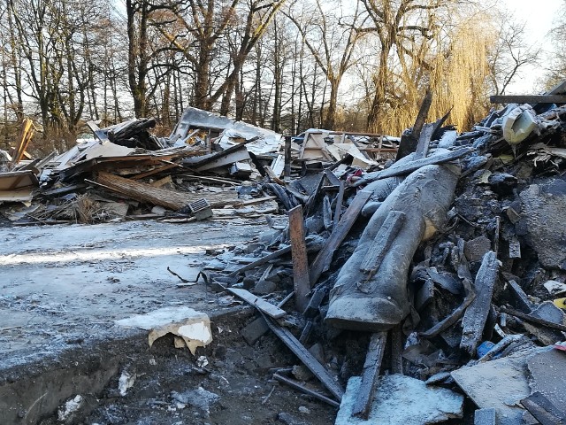 Jeszcze w ubiegłym tygodniu informowaliśmy o pożarze pustostanu po dawnej przychodni przy ulicy Modrzejewskiej w Koszalinie. W poniedziałek opuszczony obiekt został wyburzony.Pożar pustostanu przy ulicy Modrzejewskiej w Koszalinie
