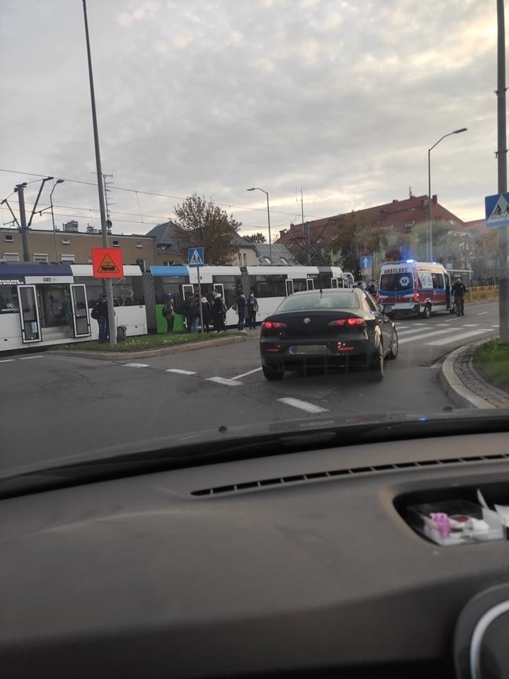 Potrącony rowerzysta i stłuczka trzech pojazdów przy ulicy Ku Słońcu w Szczecinie. Są poszkodowani