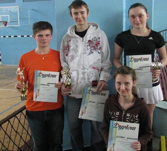 Czwórka najlepszych zawodników, od lewej: Bartłomiej Otłowski, Krystian Dymek, Ola Bojarska, w dolnym rzędzie Roksana Dymek.
