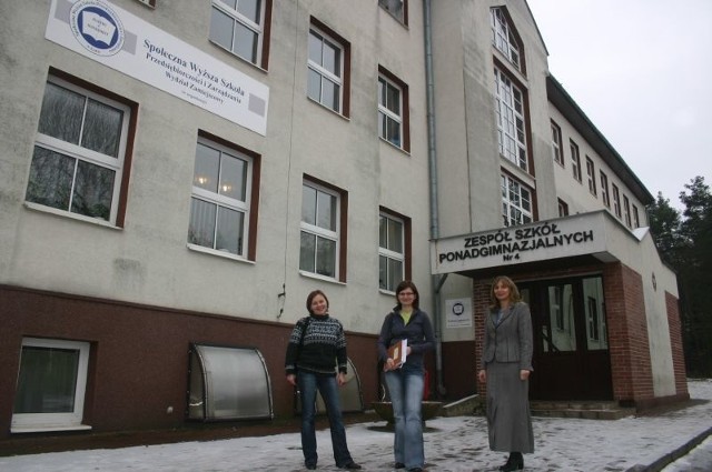 Barbara Płusa (pierwsza z prawej) i nauczyciele skarżyskiej Kolejówki nie godzą się na likwidację ich szkoły. Zgodnie z planami powiatu od września Techniczne Zakłady Naukowe i ZSP nr4 miałyby stanowić jedną placówkę.