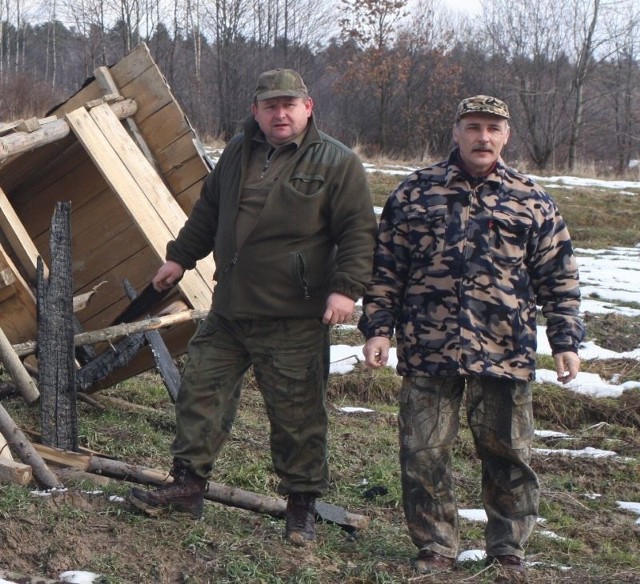 Od lewej: Grzegorz Detka i Kazimierz Cichacki są przekonani, że wcześniej czy później łowczym uda się dorwać kłusowników, którzy ścięli ambony.