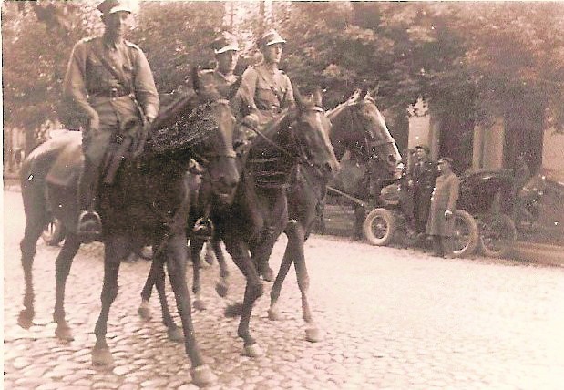 Patrol ułanów litewskich na ul. Lipowej w Białymstoku, w środku porucznik. Pułk miał barwy amarantowo-białe (z żyłką biało-granatową pośrodku), zaś na oznace orła jagiellońskiego