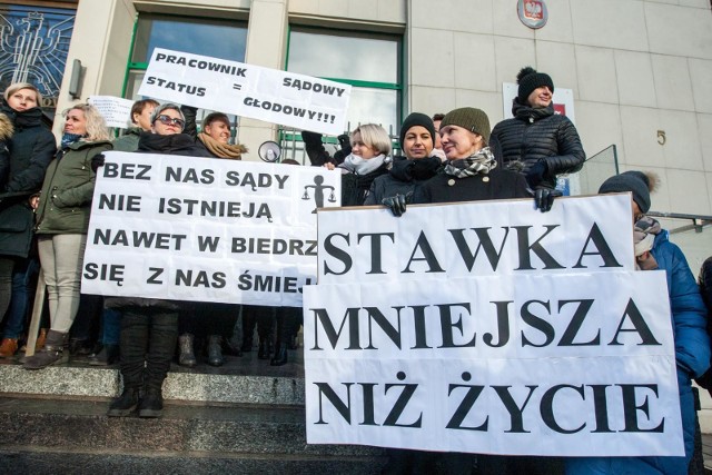 Trwa protest sądowych urzędników, m.in. w Sądzie Rejonowym w Gdyni (zdjęcie z 10.12.2018)