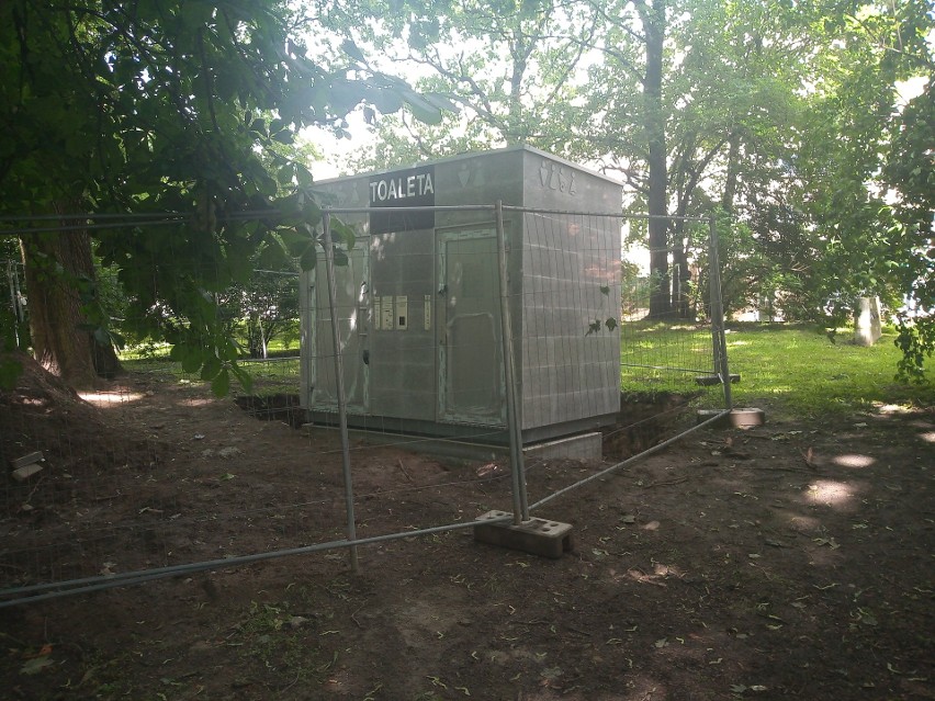 Nowa toaleta publiczna powstaje w parku Planty od strony...