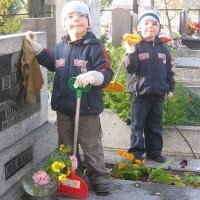 Rodzinny grób sprzątają m.in. czteroletnie bliźniaki: Oliwer (z lewej) i Dawid Szydłowscy z Ełku