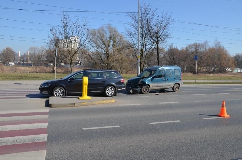 Wrocław: Wypadek na Popowickiej. Volkswagen zderzył się z renault (ZDJĘCIA)