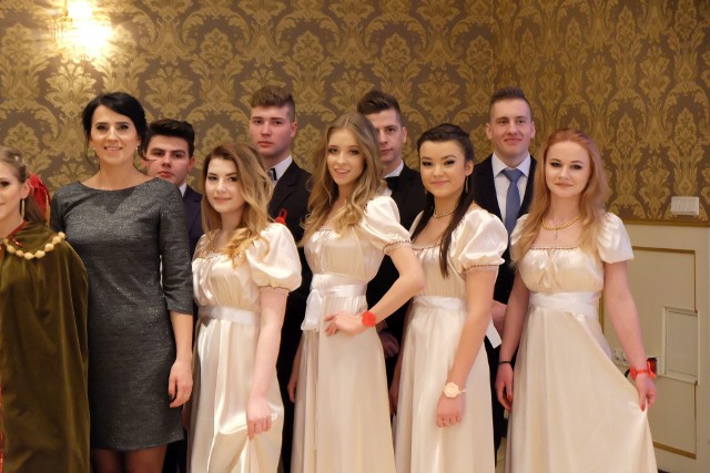 Studniówka 2018. V Liceum Ogólnokształcące w Białymstoku i XIII Liceum Ogólnokształcące w Białymstoku (zdjęcia) 