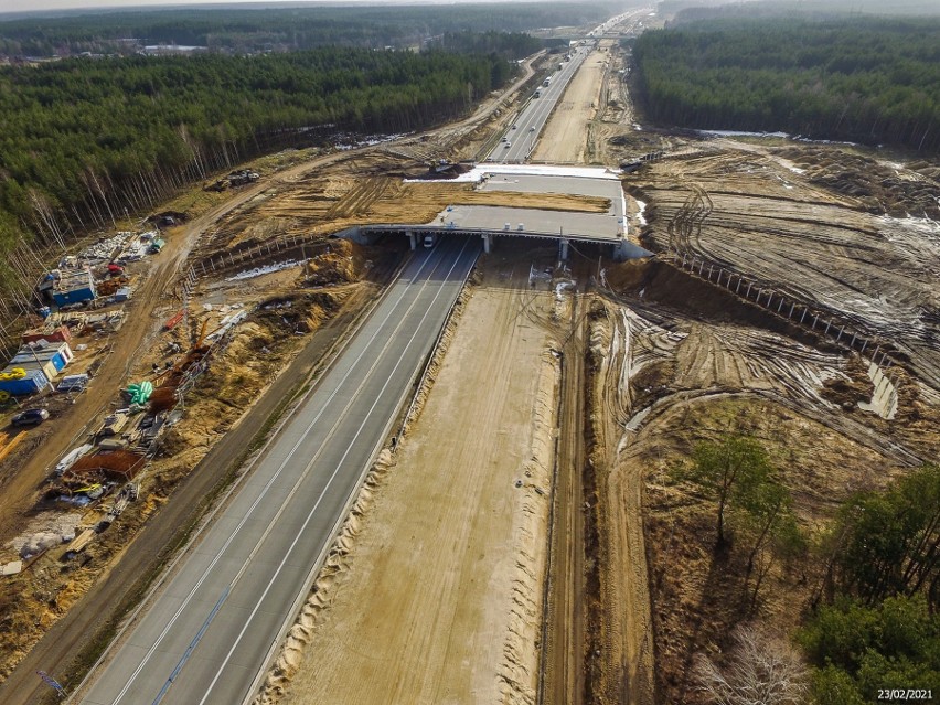 Budowa A1 w okolicach Radomska. Jak postępują prace? Oto najnowsze zdjęcia [marzec 2021]
