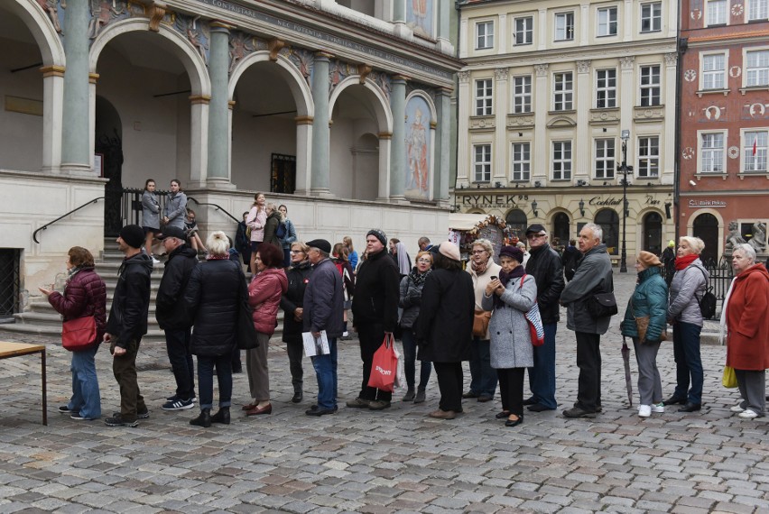 Poznań: Kolejka po flagi Polski na Starym Rynku....