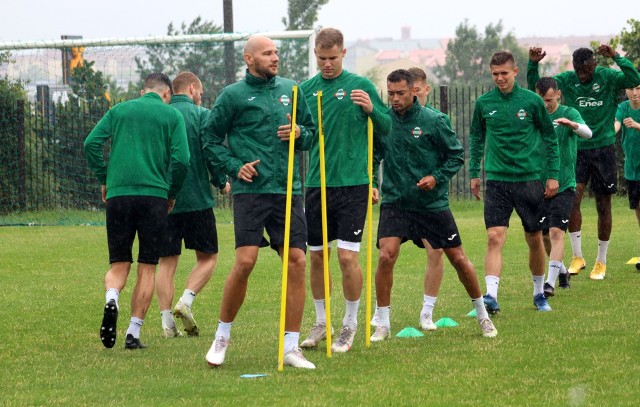 Wielkimi krokami zbliża się pierwszy mecz Radomiaka Radom w nowym ekstraklasowym sezonie. Klub cały czas pracuje nad budową mocnego zespołu. Na liście życzeń jest kilka ciekawych nazwisk. W ostatnim czasie zaszło sporo istotnych zmian w drużynie. Na kolejnych slajdach piszemy o zmianach kadrowych w naszym zespole. ZOBACZ ZMIANY KADROWE, KLIKNIJ NASTĘPNE ===>>>