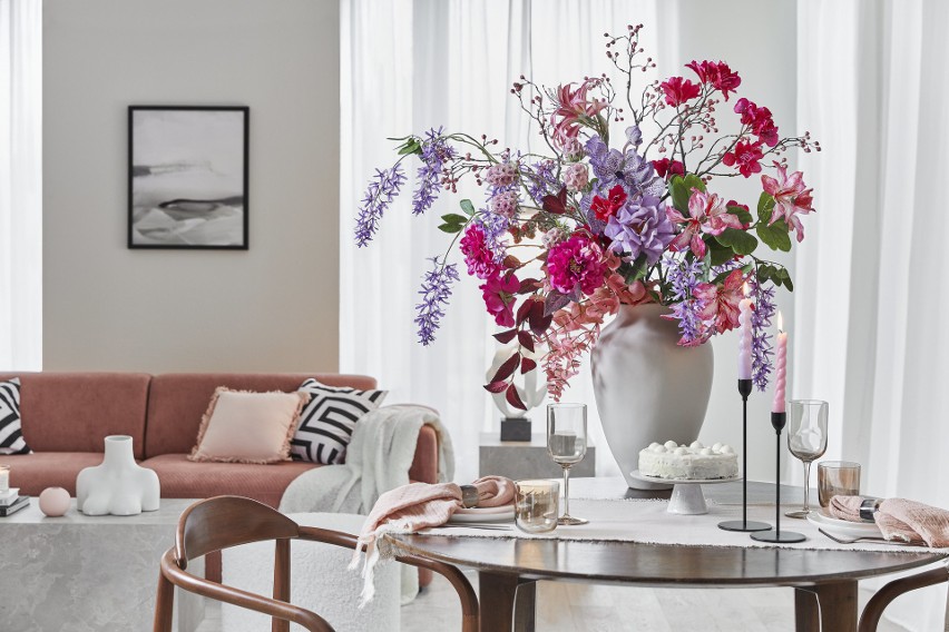 Modne kwiaty we wnętrzach – piękne wazony na wiosnę i Wielkanoc 2022. Sprawdź, jak elegancko udekorować kwiatami wielkanocny stół