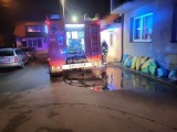 Pożar w Słomnikach. Duże zadymienie w jednym z domów w mieście. Wezwano kilka jednostek straży pożarnych