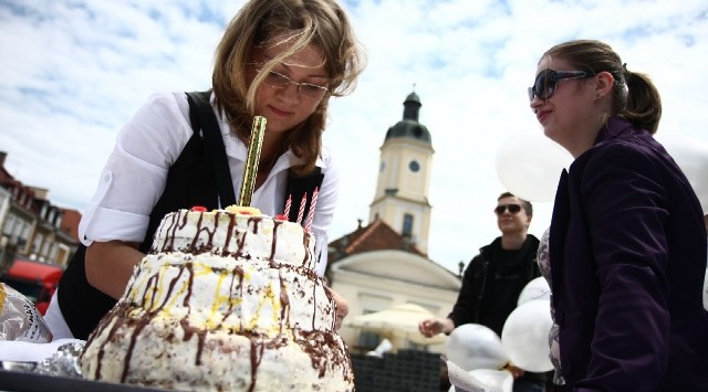 Projekt: Polska Białystok przygotował specjalny tort dla białostoczan z okazji 21. rocznicy wolnych wyborów w Polsce