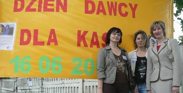 Wtorkową akcję poszukiwania dawcy szpiku kostnego dla Katarzyny Sikory koordynują (od prawej): Lucyna Wojnowska, Renata  Lasia i Aleksandra Jędrocha, nauczycielki buskiej "budowlanki&#8221;.  