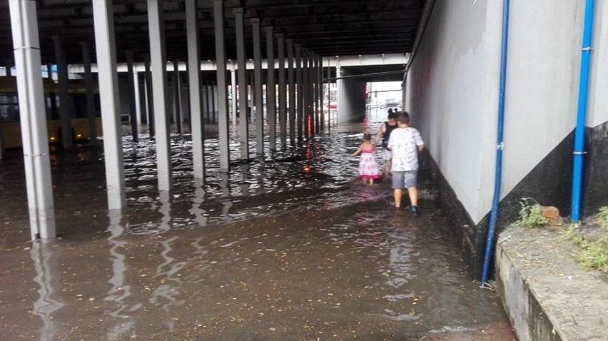 Burza w Katowicach i Sosnowcu. Zalane drogi, samochody i domy. Ponad 400 zgłoszeń straży. Straty są ogromne