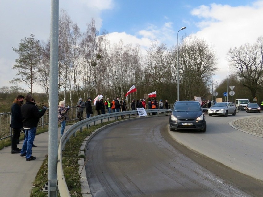 Protest w Policach. Wyszli na ulicę, bo nie jest im obojętny los Łarpii  