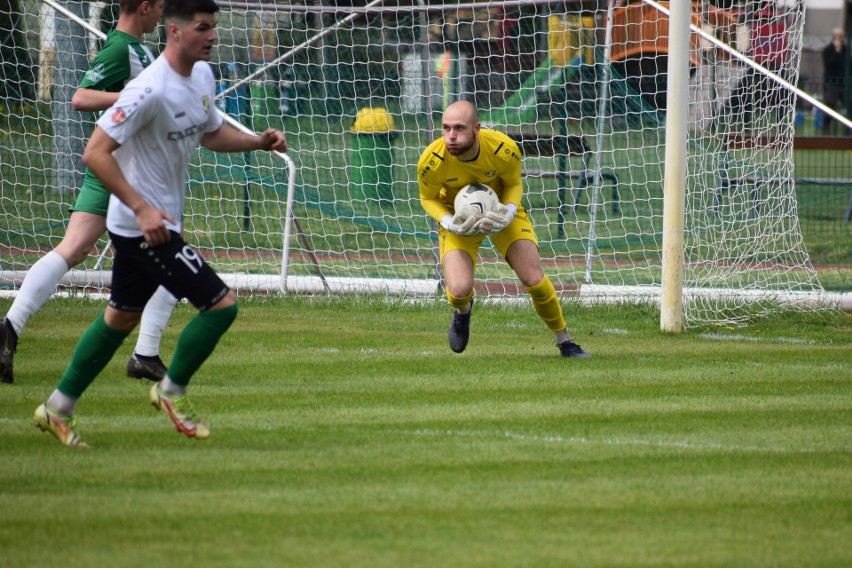 Hummel 4. Liga. Piłkarze GKS Rudki wygrali na wyjeździe z Pogonią Staszów 2:0. Zwycięstwo zadedykowali Krzysztofowi Słabemu 