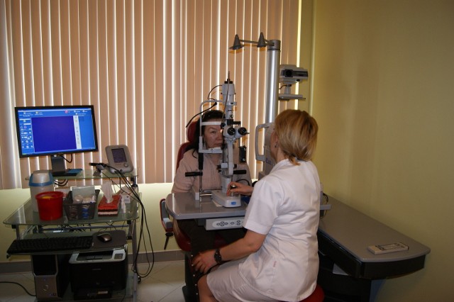 Dr Dorożyńska ostatni raz bada oczy pacjentki z Mongolii
