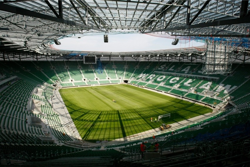 Stadion miejski we Wrocławiu budowano w latach 2009-2011. W...