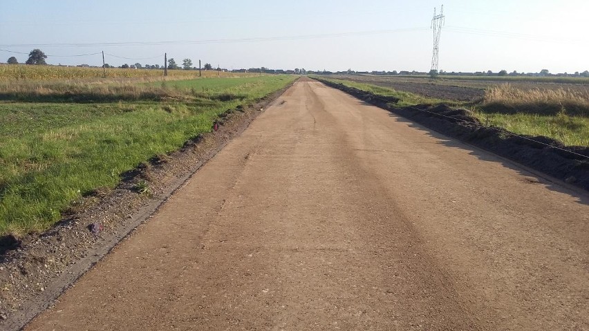 Powiat zwoleński. Ruszyła budowa dróg do Miodnego i Baryczki z dofinansowaniem z Unii Europejskiej 