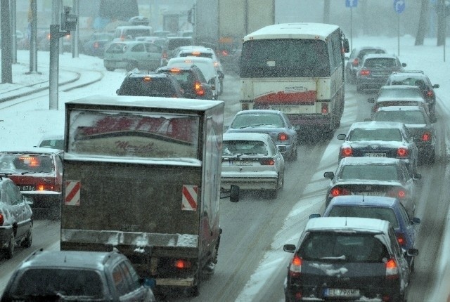 Padający śnieg spowodował w Łodzi olbrzymie korki.
