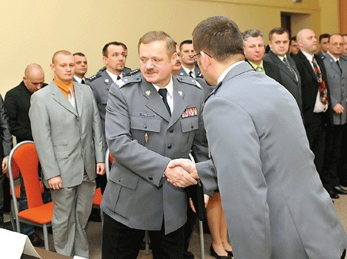 W rocznej odprawie z koszalińskimi policjantami uczestniczył nadinsp. Tadeusz Pawłaczyk (z lewej), komendant wojewódzki policji. 