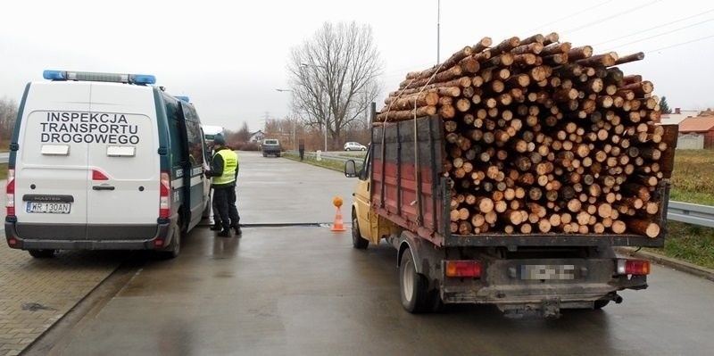 Po kontrolach posypały się mandaty od inspektorów transportu drogowego. Ciężarówki były za ciężkie, albo ładunek był źle zabezpieczony