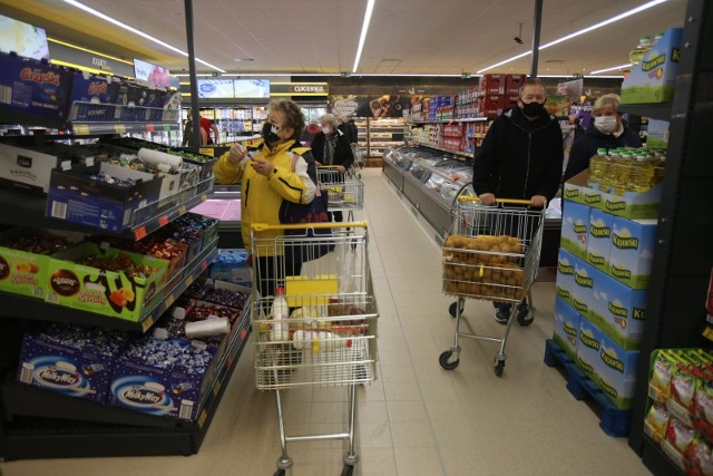 Sylwester i Nowy Rok zbliżają się wielkimi krokami. Pamiętajcie, że 31 grudnia w sylwestra sklepy będą otwarte krócej. Weźcie to pod uwagę, planując przygotowywanie posiłków na spotkanie ze znajomymi czy z bliskimi. Gdzie zrobicie zakupy w sylwestra, a gdzie w Nowy Rok? Oto godziny otwarcia sklepów takich jak Lidl, Biedronka, Auchan, Kaufland, Tesco, Carrefour, POLOmarket, Netto i Dino w sylwestra 31 grudnia i w Nowy Rok, 1 stycznia.ZOBACZ NA KOLEJNYCH SLAJDACH >>>