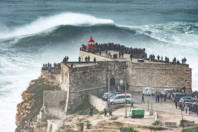 Przerażające fale przyciągają tu turystów z całego świata. Tak wygląda plaża Północna w miejscowości Nazare w Portugalii.CC BY 2.0