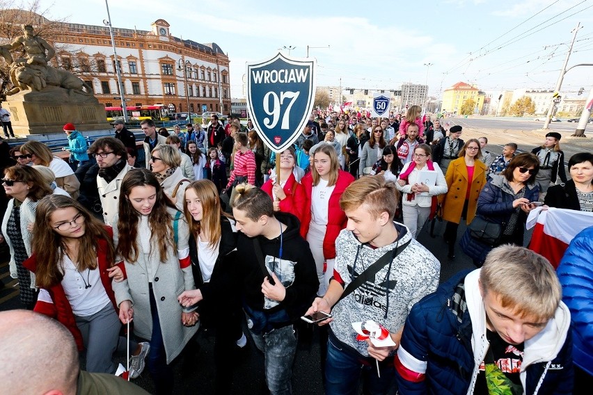 Radosna Parada Niepodległości przeszła przez Wrocław [ZDJĘCIA]