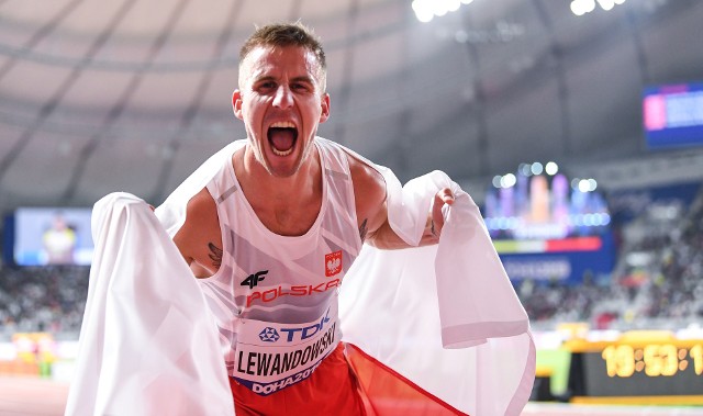 Marcin Lewandowski przeszedł do historii. Biegacz Zawiszy jest pierwszym Polakiem, który zdobył medal mistrzostw świata na 1500 metrów.Afrykanie tak bali się morderczego finiszu Polaka, że od startu w finale narzucili szalone tempo. Wytrzymał je tylko Keniczyk Timothy Cheruiyot. Za jego plecami pozostali podzielili pozostałe dwa medale.Marcin Lewandowski był zdecydowanie najlepszym z Europejczyków, przegrał jeszcze tylko z z Taoufikiem Makhloufim z Algierii. Bydgoszczanin czasem 3:31.46 pobił rekord Polski na tym dystansie.ZOBACZCIE ZDJĘCIA Z BIEGI I RADOŚCI BIEGACZA >>>